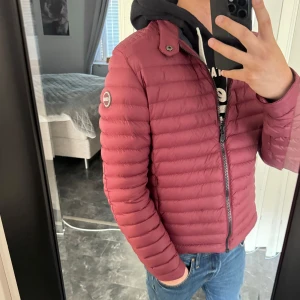 Colmar dunjacka - Colmar dunjacka | Storlek M, Cond 9/10. Nypris cirka 4000kr, mitt pris 1199kr.  Byten kan vara intressant!