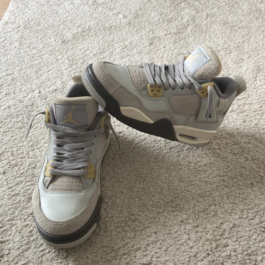 Jordan 4 Retro SE Craft Photon Dust  - 92