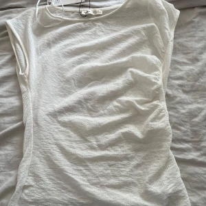 Fest topp pull & bear  - Supersnygg, väldigt genomskinlig topp ifrån pull & bear som formar sig efter din kropp. Supersnygg på fest! Aldrig använd, därav prislapp på. Storlek M men ganska liten i storleken. 