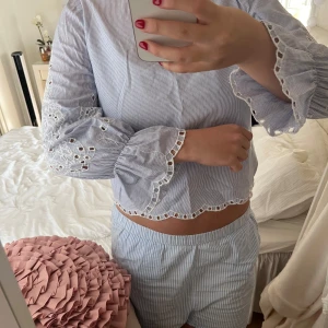Blus med broderi - Vit/blå randig blus med broderi och volangärm. Använd fåtal gånger och superfin. Storlek 36, som Xs-s. Från Cubus. 150kr. 
