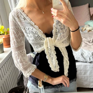 Bolero  - Super söt bolero som är virkad i lite glittrig o vit färg🫶