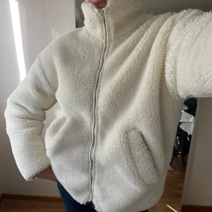 Teddyjacka - Sååå fin och mysig teddyjacka som knappt är använd. Storlek M, men perfekt oversized på mig som är S! Perfekt nu till hösten🐻💕
