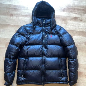 Ralph lauren jacka  - Ralph lauren jacka i jätte fint skick inga defekter  Storlek L men passar m också  Pris kan diskuteras Är köpt på Plick så vet ej om den är äkta  