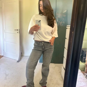 Gråa jeans  - Ett par perfekt gråa jeans från märket pull and bear!!!! St 40 men sitter bra på mig som vanligtvis har 38😝  jag är 169cm lång!!! Frakt tillkommer🩷