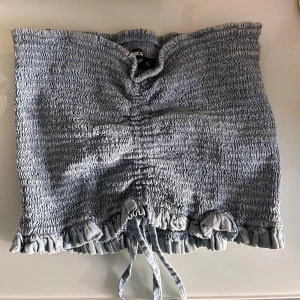 Topp - Blå jeans topp, storlek XL men sitter som en S! Jag själv är liten av mig och den passar mig🥰dm för bilder på! Nyskick! Pris kan diskuteras! 