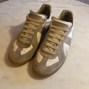 Maison Margiela skor - Dessa maison margiela skor är bra skick men har då några defekter, de har veck på vissa ställen vilket man ser på bilderna. De har också defekter vid hälen vilket man ser på sista bilden. Ifall du har några funderingar skriv gärna😊.