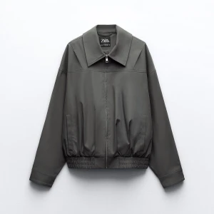 Jacka - En snygg och trendig grå vatten och vindavvisande jacka. Inköpt hösten 2023 men endast använd 2 ggr. Den är i nyskick utan någon prislapp. Original priset är 559 ❤️❤️ stl xs-s.   Passar till alla årstider men perfekt till hösten 🍂