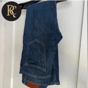 Dressmann Jeans - Säljer dessa ur snygga Dressmann jeans i passform regular 30-30 i ett riktigt bra skick Hör av er för fler frågor!🤝