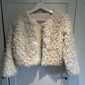 Trekvartsärmad pälskofta - En trekvartsärmad pälskofta. Super gosig till hösten. Stl xs. Fint sick. 