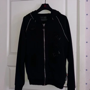 Philipp Plein svart hoodie, storlek M - Svart hoodie med dragkedja och flera detaljer. Helt nytt skick, använd bara en gång. Passar även S. Pris kan förhandlas