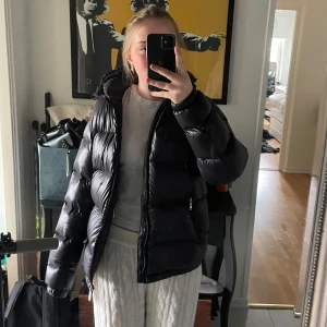 Svart Zara jacka  - Pufferjacka/dunjacka från Zara förra året. Jättefin och varm och skön. Har Två defekter vad Jag kan se iallafall. En på axeln (se bild) sedan en på bröstet (se bild). Skriv för fler frågor eller funderingar! Priset går att diskuteras💗