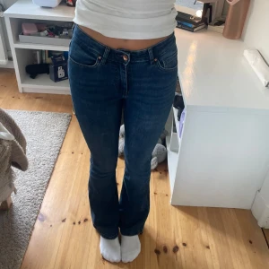 Mörkblåa bootcut jeans - Säljer dessa högmidjade bootcut jeansen då de ej används längre! Bra skick och från Only.