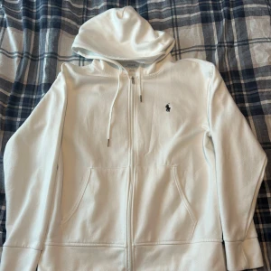 Polo zip hoodie  - Tjena, säljer nu min sparsamt använda polo zip hoodie (den nya modellen). Den är i storlek M. Nypris ca 2300kr
