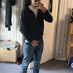 Moncler maglia zip - Tjena säljer nu denna sjukt snygga moncler zip! Skicket är 7/10, den är lite solblekt på magen som man kan se på bilden men inget jag tänkt på. Storlek L men passar mer som M. Vid frågor eller funderingar hör gärna av dig🤩