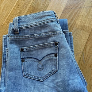 Ljusblå lågmidjade jeans - Superfina lågmidjade ljusblå jeans i bra skick