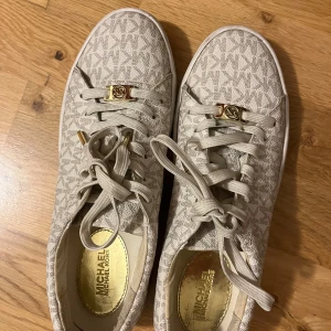 Michael kors skor  - Så fina beiga Michael kors skor. De är använda ett par gånger men är i väldigt bra skick. 