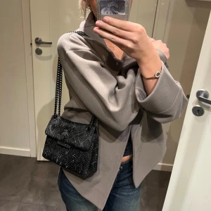 Kurt geiger väska - Snygg väska från kurt geiger! Några diamnter har lossnat plus lite tappad färg på kedjan (se bilder)💗