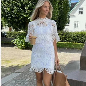 Byic klänning  - Säljer min studentklänning som endast är använd på studenten. Inga defekter eller fläckar osv. Nypris 1200. Det följer även med en underklänning från Zalando eftersom klänningen inte har det💕