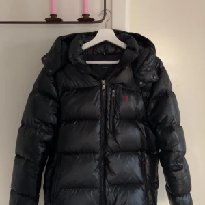 Ralph lauren jacka - Tjena! Säljer en fräsch Ralph Lauren vinterjacka Skick 9/10 använd nån enstaka gång förra vinter Inga flaws eller liknade Size M Bud 3199kr Bin 3999kr Tag finns Öppen för trade emot annan vinterjacka!