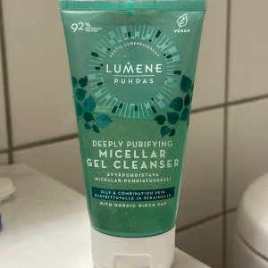 Lumene cleanser - Insett efter att ha använt hälften att jag är allergisk mot niacinamid, så denna söker ett nytt hem. Köpt för ca 1 månad sedan. 