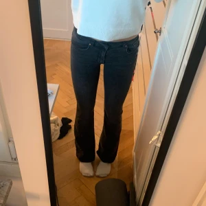 Svarta jeans - Snygga bootcut lågmidjade jeans köpta på plick men kommer inte till användning. Lite slitna nere vid hälen men de märks knappt🤍