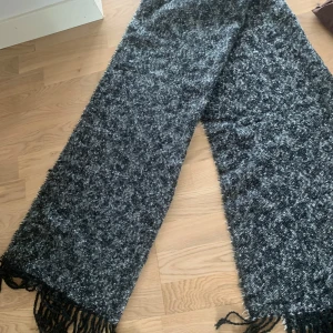 Snygg o varm vinter halsduk  - Mycket mycket bra skick nästan ny dam halsduk från Gina Tricot 