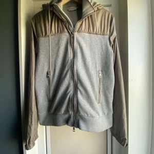 Moncler cardigan - Moncler cardigan size L men passar M-S Bra skick förutom en lite skada, bild 5