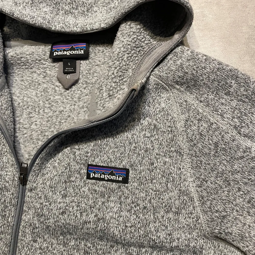 Tja! Säljer nu denna sjukt snygga patagonia fleecen med luva! Storlek L passar bättre för M! Nypris ca 2000kr slutsåld. Perfekt för hösten! Funkar både som hoodie men även som jacka! Vid frågor är det bara att höra av sig! Allt gott 🙌. Jackor.