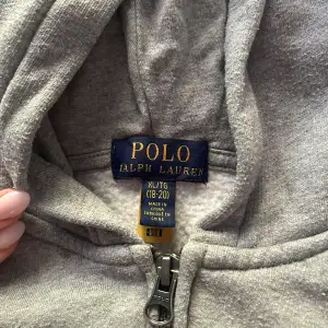 Ziphoddie från Polo Ralph lauren, använd 1 gång, därför i väldigt bra skick. Ursprungspris är 1195kr och det är barnstorlek i XL, alltså stlr 170 barn.