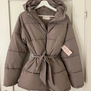 Vinterjacka Nelly - Säljer min vinterjacka från Nelly💓 Helt ny aldrig använd, prislapp på. Storlek 32🫶🏼