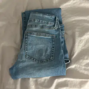 Blåa lågmidjade jeans. I bra skick då jag inte använt dem jättemycket. Jag är 162 och dem är lite över fötterna på mig. Skriv om ni har frågor💕