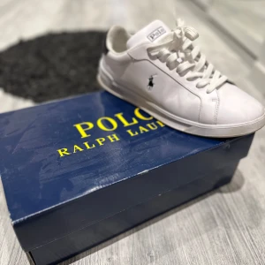 Polo Ralph lauren sneakers  - Knappt använda Ralph lauren sneakers i vitt.