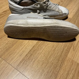 Golden goose skor - Säljer ett par snygga golden goose skor i skick 6,5/10, hör av er vid minsta fundering💯💯