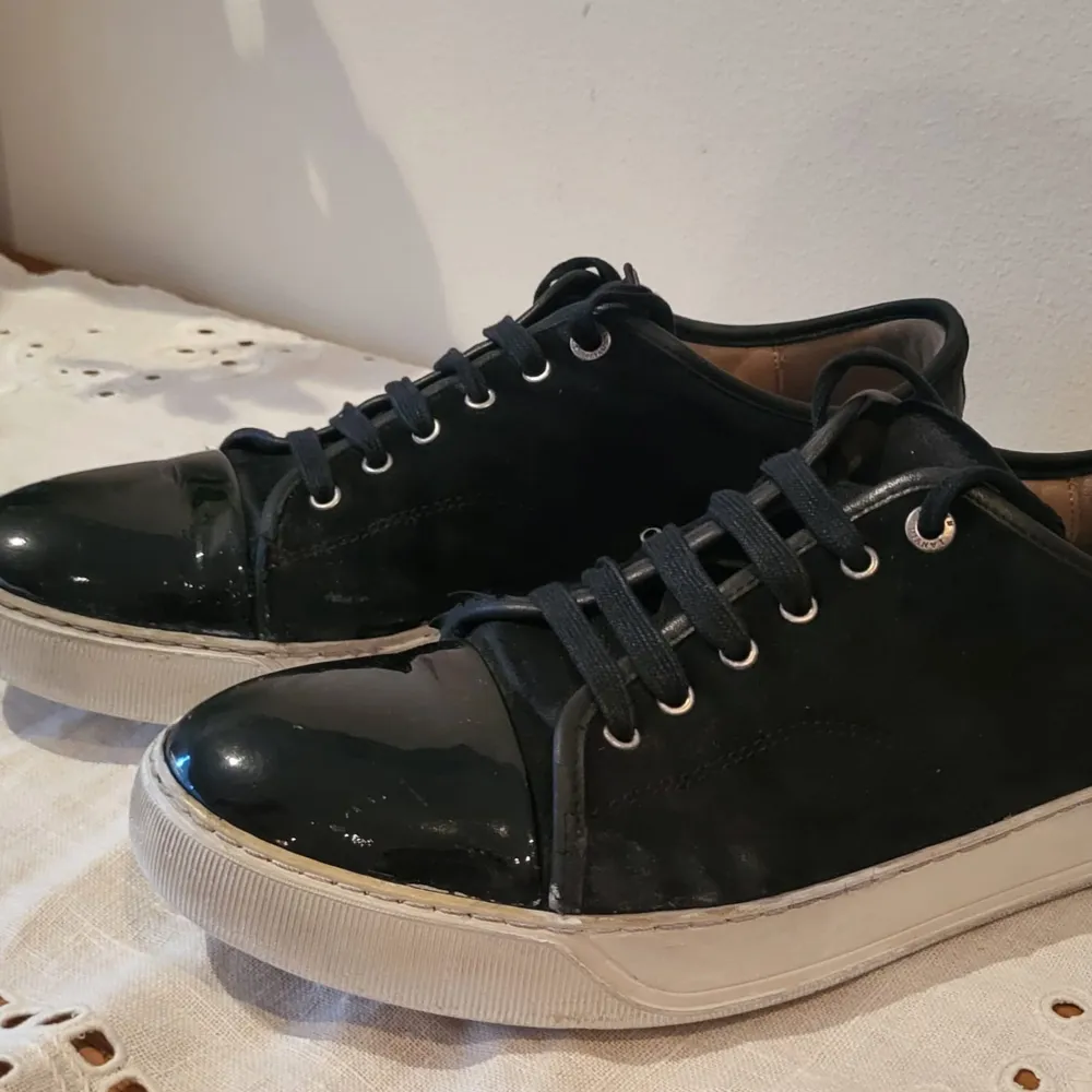 Säljer mina Lanvins cap toe black. Köpta på store enda för 2799 kr och de är inte använda sedan köp. Storlek 44 men passar även 45. Bara i skicka för frågor eller fler bilder. . Skor.