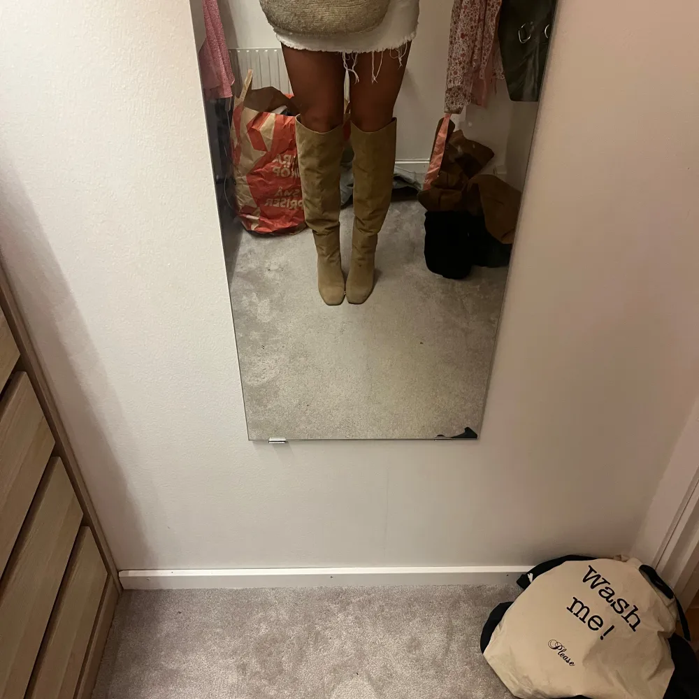 Säljer dessa sjukt snygga boots i ljusbrun/beige mocka. Det är som nya men har en liten liten prick på ena skorn men inget man tänker på. Skit snygga till så mycket och speciellt till hösten. Älskar de men tyvärr lite lite för små för mig. ❤️. Skor.