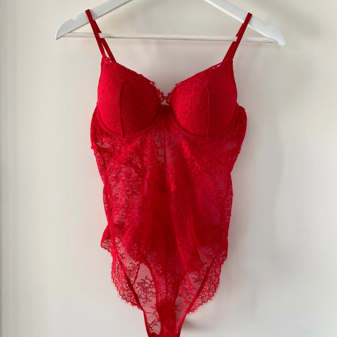 Röd spetsbody 