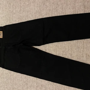 Jeans Junkyard - Säljer dessa svarta Jeans från JunkYard i storleken W 30. De är endast testade alltså helt oanvända. Ny pris 700kr mitt pris 250kr
