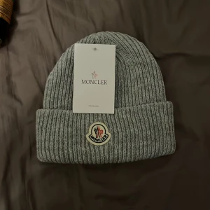 Moncler mössa  - Tja säljer en snygg Moncler mössa. Aldrig använd, topp skick. Perfekt nu till kallare väder. Pris går att diskutera 