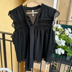 Svart kortärmad blus - Söt blus från zara! Säljs inte längre