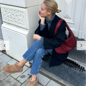 Väska  - Jätte söt väska i en vinröd/mörkröd färg. Rimlig och går att ha både över axeln och bara hålla den i handtaget. Lite vet tyvärr inte märket på den☺️