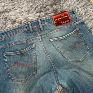 Jacob Cohen Limited Edition Jeans  - Säljer nu mina riktigt feta Jacob Cohen jeans i modellen 622 (limited) nypris på 5999kr! Skick 7/10🙌 skriv för frågor & funderingar🤝 den röda lappen har lossnat lite grann och en liten lagning på jeansen men inga synliga defekter🙏