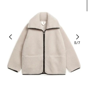 Arket Teddy jacka - Teddyjacka från arket i stl S, men sitter som en XS. Skriv för fler bilder.💗