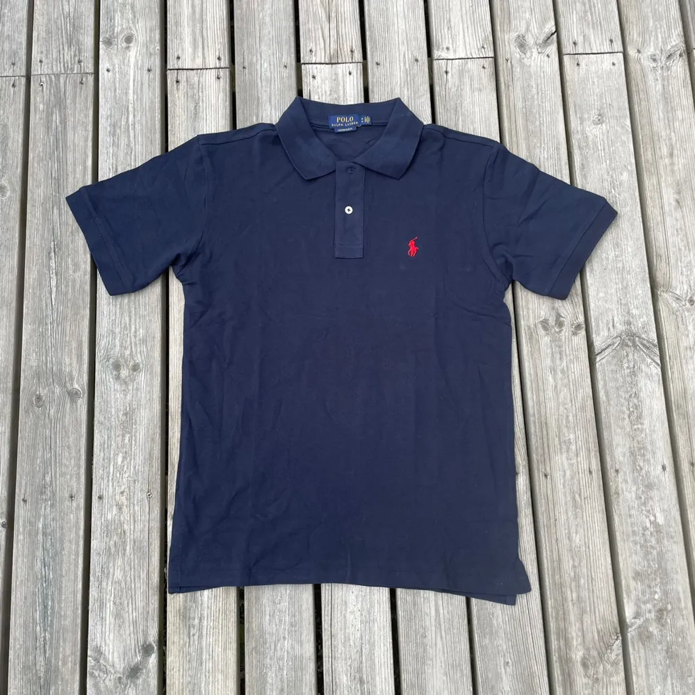 Säljer navy blue ralph lauren som är i perfekt skick. T-shirts.