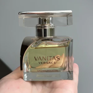 Versace ‘Vanitas’ parfym - Versaces ’Vanitas’ parfym 50ml, sparsamt använd💛  Fräsch, citrus & blommig  Doftnoter: Lime, Tiare blomma, Freesia, Cederträ, Tonkaböna.