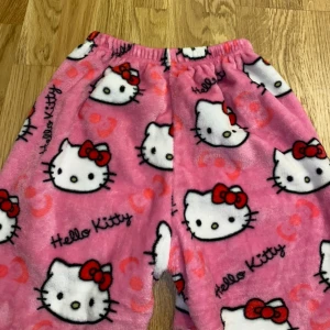 hello kitty shorts  - storlek S