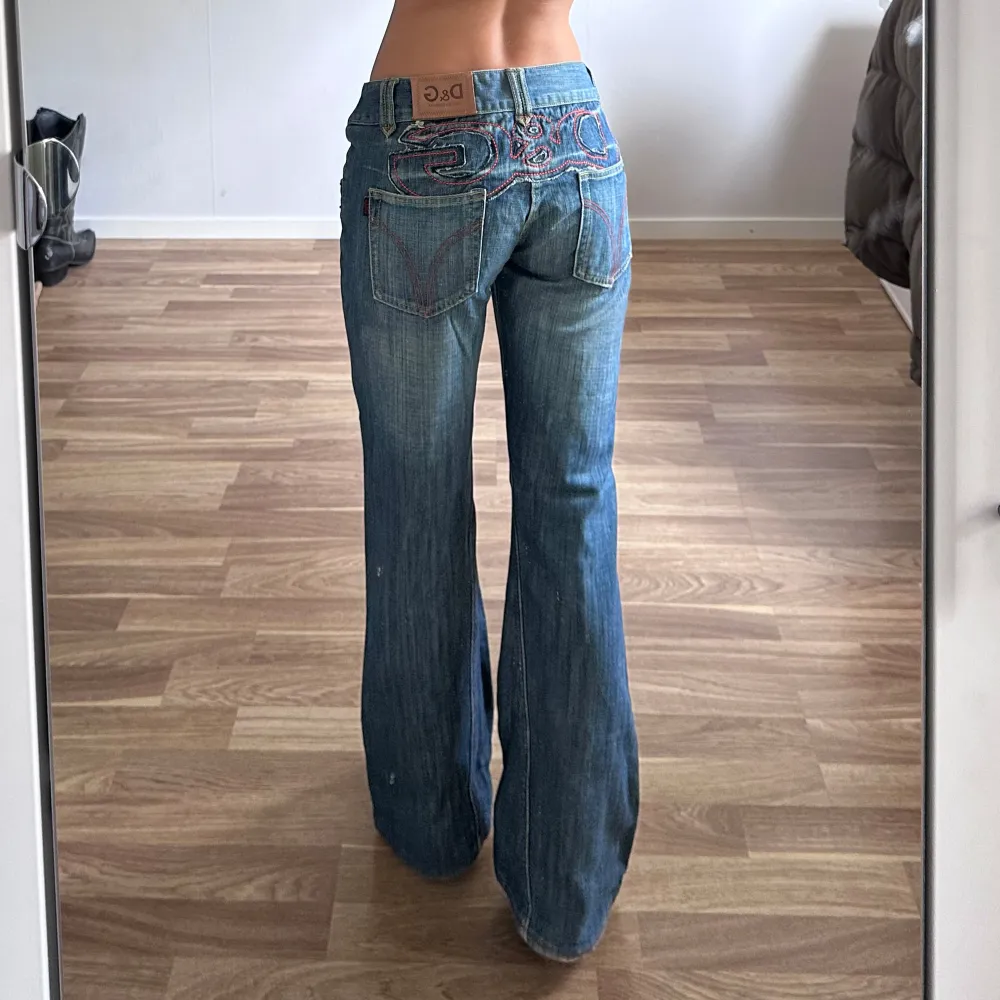 Lågmidjade vintage bootcut jeans från Dolce & Gabbana! Midja: ca 86cm runt om. Innerben: 79cm. Jag är ca 169cm och brukar ha storlek 38 för referens💕. Jeans & Byxor.