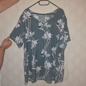 Blus - Super söt blus, enbart testad men lapparna bortklippta🫶🏼