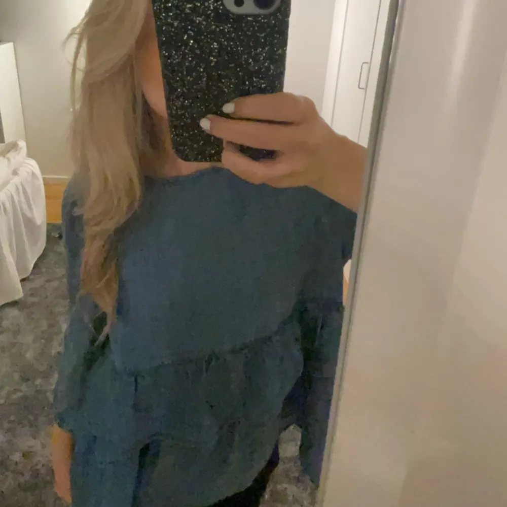 säljer denna jeans volang topp ifrån Only. en unik men superfin blus som går att styla väldigt fint. inga tecken på andvändning. 💕💕. Blusar.