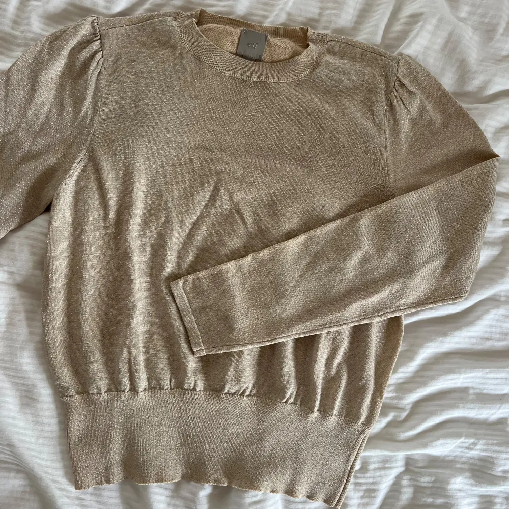 Superfin guldig tröja från Hm. Lite större ärm och glittrar fint på. Storlek M men skulle säga att den är mer som en Xs-s. Använd någon enstaka gång och bra skick. 120kr. . Neuletakit & Villapaidat.