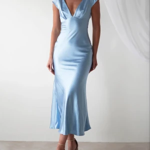 Ljusblå midiklänning - Säljer en superfin, ljusblå midiklänning i satin från Oh Hello Clothing. Den är helt ny, oanvänd men säljes då den är för liten :( Denna är en M men den är liten i storleken. Nypris: 1100kr